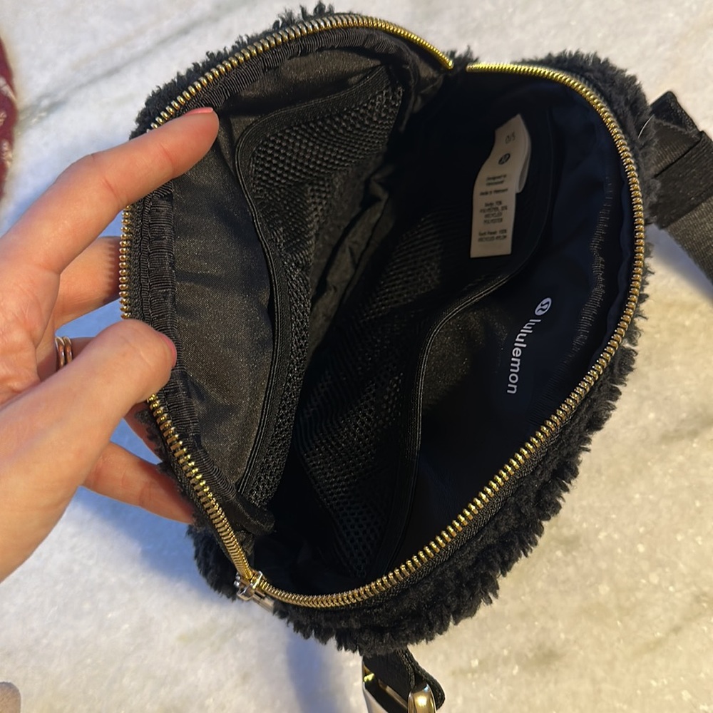 Lululemon Sherpa Belt Bag - Picture 5 of 6